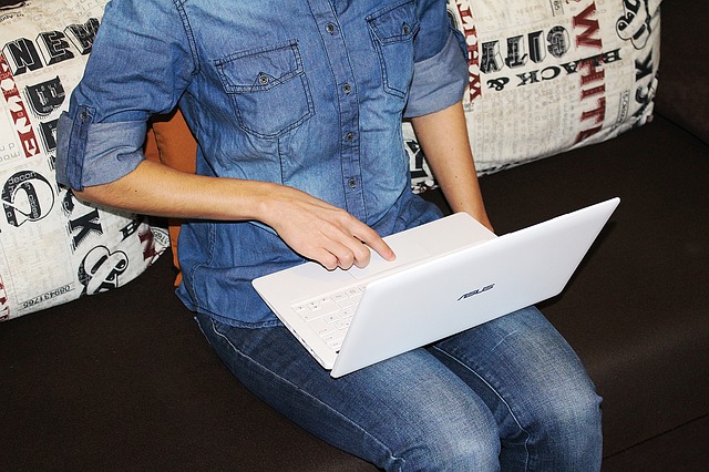 laptop na klíně